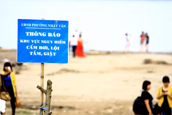 Cọc biển cảnh báo khu vực nguy hiểm do chính quyền địa phương dựng lên chỉ có ý nghĩa hình thức.