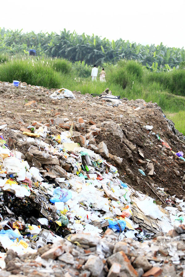 Và rác ngập đầu là “thành quả” của các đôi uyên ương để lại Và rác ngập đầu là “thành quả” của các đôi uyên ương để lại