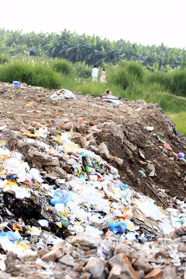 Và rác ngập đầu là “thành quả” của các đôi uyên ương để lại
