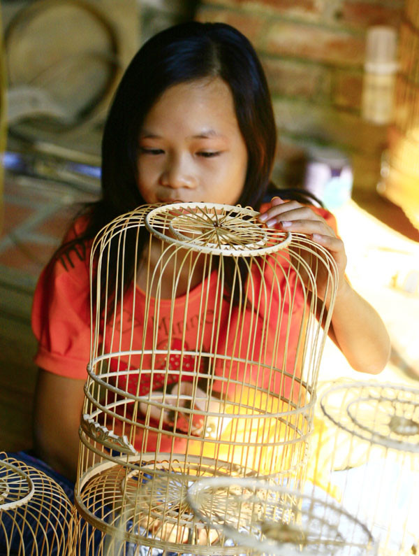 Từ người già đến trẻ em ai cũng rất chăm chỉ chăm chút từng chiếc lồng chim. Giá mỗi chiếc tùy theo độ phức tạp của hoa văn. Từ người già đến trẻ em ai cũng rất chăm chỉ chăm chút từng chiếc lồng chim. Giá mỗi chiếc tùy theo độ phức tạp của hoa văn.