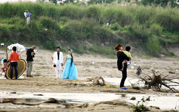 Câu chuyện của bốn năm trước, bãi đá Sông Hồng - nơi tử nạn của 4 đứa trẻ đang tuổi tới trường đã chìm vào quên lãng và nay không còn ai nhớ. Câu chuyện của bốn năm trước, bãi đá Sông Hồng - nơi tử nạn của 4 đứa trẻ đang tuổi tới trường đã chìm vào quên lãng và nay không còn ai nhớ.