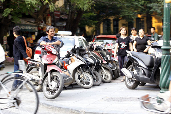 Các bãi gửi xe mọc lên san sát không còn chỗ trống cho những người muốn đi dạo ven Hồ Gươm