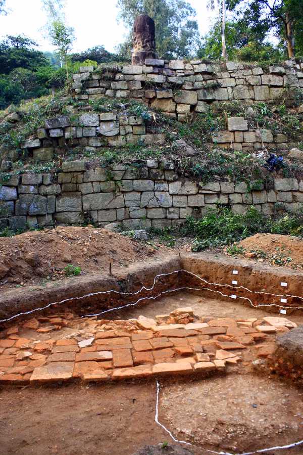 Mỗi lớp nền được kè đá 3 lớp vững chãi. Các kiến trúc tháp đá, cột đá, các trụ sỏi hay gạch, đá, gốm, sứ, sành, đất nung, ngói mũi sen... đều mang đậm kỹ thuật thời Lý. 3 cấp dưới là kiến trúc chùa. Cấp cao nhất là đền thờ Linh Nhân Hoàng thái Hậu, mẹ vua Lý Nhân Tông.