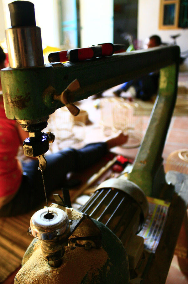 Từ chiếc máy cắt này, hàng ngàn sản phẩm thủ công tỉ mỉ đẹp mắt gắn với những chiếc lồng chim đã được ra đời Từ chiếc máy cắt này, hàng ngàn sản phẩm thủ công tỉ mỉ đẹp mắt gắn với những chiếc lồng chim đã được ra đời