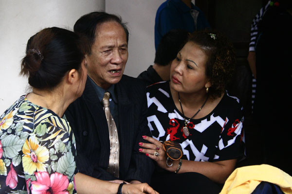 Ông nội hai cháu Tâm - Duy Anh khóc lặng đi bên cạnh người thân Ông nội hai cháu Tâm - Duy Anh khóc lặng đi bên cạnh người thân