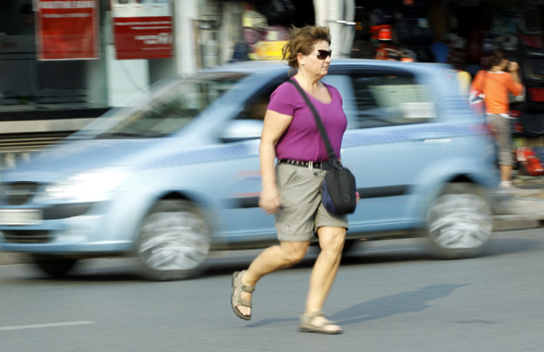 Đối với nhiều du khách nước ngoài từng đến Hà Nội, giao thông luôn là vấn đề cực kì nan giải. Trong ảnh là một du khách phải vừa đi vừa chạy để nhanh chóng sang được đường bên kia. Đối với nhiều du khách nước ngoài từng đến Hà Nội, giao thông luôn là vấn đề cực kì nan giải. Trong ảnh là một du khách phải vừa đi vừa chạy để nhanh chóng sang được đường bên kia.
