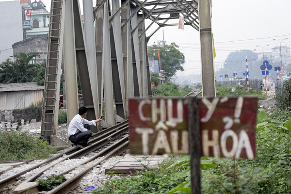 Biển cấm không ngăn được người dân đùa giỡn với "tử thần" Biển cấm không ngăn được người dân đùa giỡn với "tử thần"