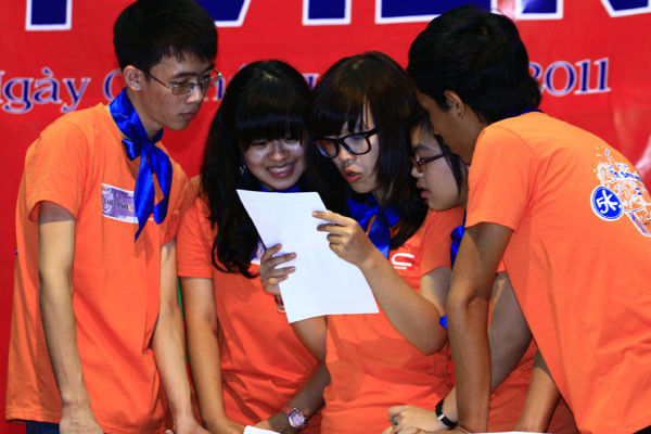 Sau những thử thách hết sức thú vị ở các vòng thi trước, CLB AC đã chọn ra 5 đội chơi xuất sắc cùng nhau tranh tài trong vòng Chung kết gồm: Blue Apple - ĐH Ngoại ngữ (ĐH Quốc Gia), Trà đá sinh viên – ĐH Kinh tế quốc dân, N3BA – Học viện Ngân hàng. I’m me – ĐH Ngoại ngữ (ĐH Quốc gia), YECer – ĐH Kinh tế. Sau những thử thách hết sức thú vị ở các vòng thi trước, CLB AC đã chọn ra 5 đội chơi xuất sắc cùng nhau tranh tài trong vòng Chung kết gồm: Blue Apple - ĐH Ngoại ngữ (ĐH Quốc Gia), Trà đá sinh viên – ĐH Kinh tế quốc dân, N3BA – Học viện Ngân hàng. I’m me – ĐH Ngoại ngữ (ĐH Quốc gia), YECer – ĐH Kinh tế.