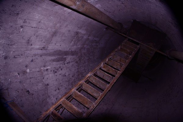 Không gian âm u, ánh sáng le lói yếu ớt không đủ để nhìn thấy rõ các bậc thang Không gian âm u, ánh sáng le lói yếu ớt không đủ để nhìn thấy rõ các bậc thang