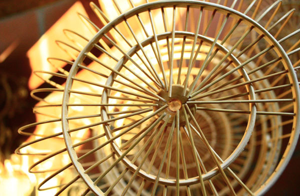 Từng nhịp nan đều đều cho ta những cảm nhận riêng đầy thú vị, cảm nhận về vẻ đẹp của những sợi nan đều tăm tắp. Từng nhịp nan đều đều cho ta những cảm nhận riêng đầy thú vị, cảm nhận về vẻ đẹp của những sợi nan đều tăm tắp.