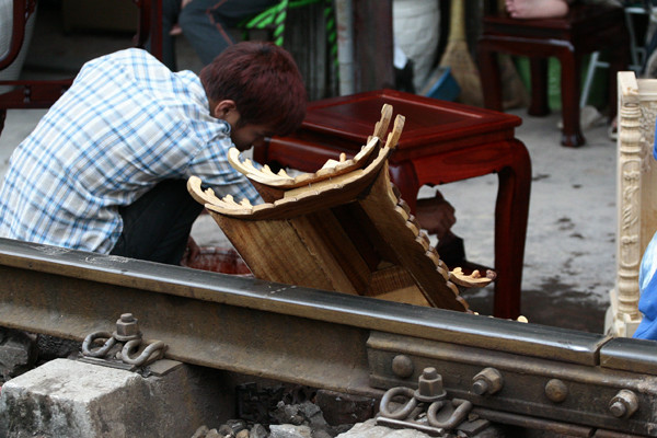 Trên một số đoạn, người dân còn sẵn sàng để mọi thứ đồ đạc lỉnh kỉnh lên đường ray Trên một số đoạn, người dân còn sẵn sàng để mọi thứ đồ đạc lỉnh kỉnh lên đường ray