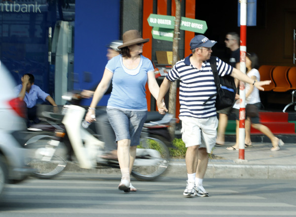 Hai vợ chồng người nước ngoài này ngoài việc giơ tay xin đường phải không ngừng... bước đều bước Hai vợ chồng người nước ngoài này ngoài việc giơ tay xin đường phải không ngừng... bước đều bước