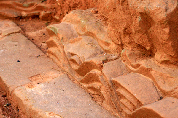 Cũng tại hố thám sát này, khi mở rộng đã tìm thấy gạch bó nền có niên đại thời Lý.