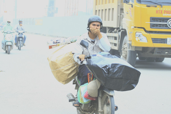 Một người tham gia giao thông đi trên đoạn Mai Dịch - Linh Đàm không đeo khẩu trang phải bịt mũi vì khói bụi kinh hoàng Một người tham gia giao thông đi trên đoạn Mai Dịch - Linh Đàm không đeo khẩu trang phải bịt mũi vì khói bụi kinh hoàng