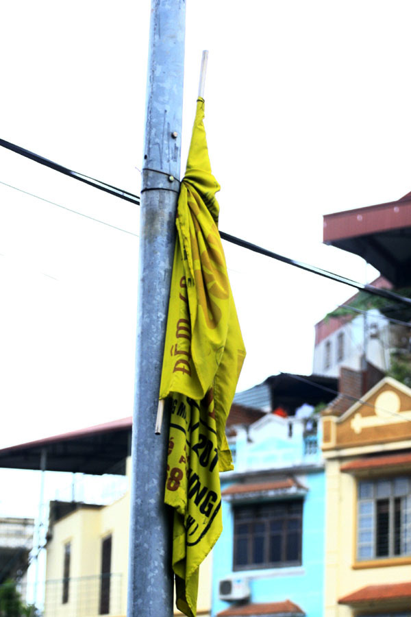 Sau khi được sử dụng lẽ ra những tấm băng rôn này phải được gỡ bỏ nhưng để... tiện thì cuộn lại thế này !