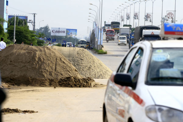 Thậm chí, một số đoạn người dân còn vô tư đổ cả vật liệu xây dựng ra lòng đường gây cản trở giao thông