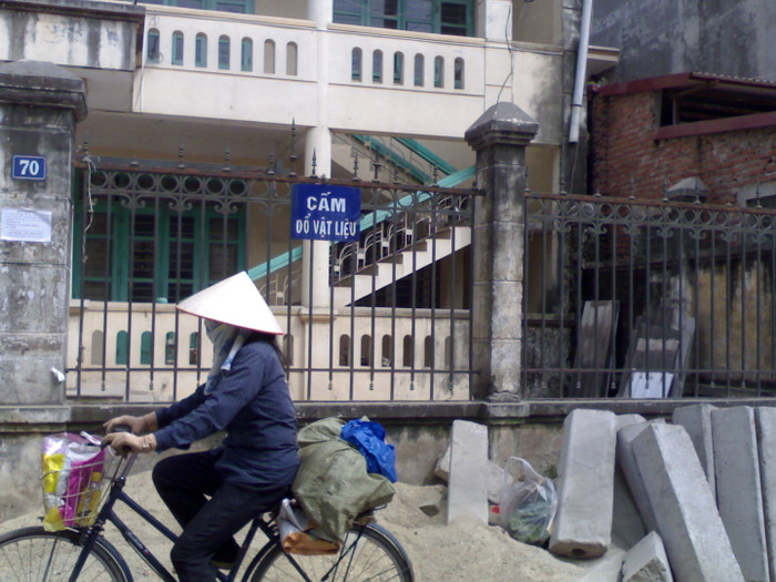 Cấm là việc của cấm ! Việc đổ ta cứ đổ. Cấm là việc của cấm ! Việc đổ ta cứ đổ.