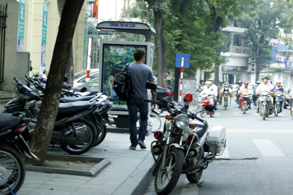 Mọi ngóc ngách vỉa hè ven Hồ Gươm đều được tận dụng triệt để