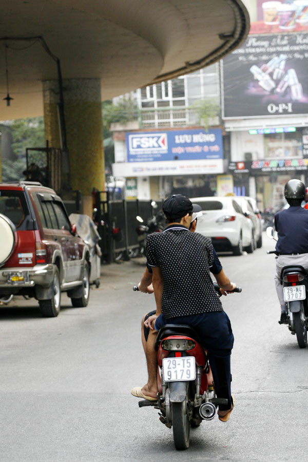 Chân thò, chân thụt