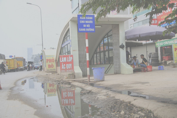 Hàng quán ven đường phải lánh vào bên trong để tránh bụi Hàng quán ven đường phải lánh vào bên trong để tránh bụi