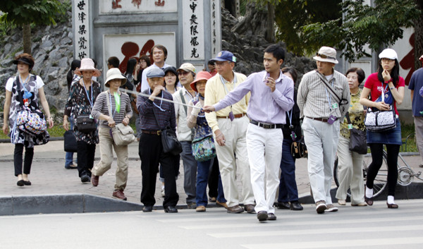 Nhiều du khách đi cùng đoàn có người hướng dẫn có lẽ sẽ bớt sợ hơn Nhiều du khách đi cùng đoàn có người hướng dẫn có lẽ sẽ bớt sợ hơn