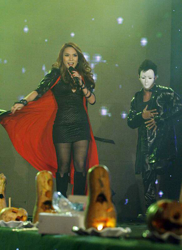 Với những hiệu ứng âm thanh, ánh sáng đặc biệt, Mỹ Tâm khiến khán giả tại khách sạn Melia, Hà Nội tối ngày 31/10 không thể ngồi yên.