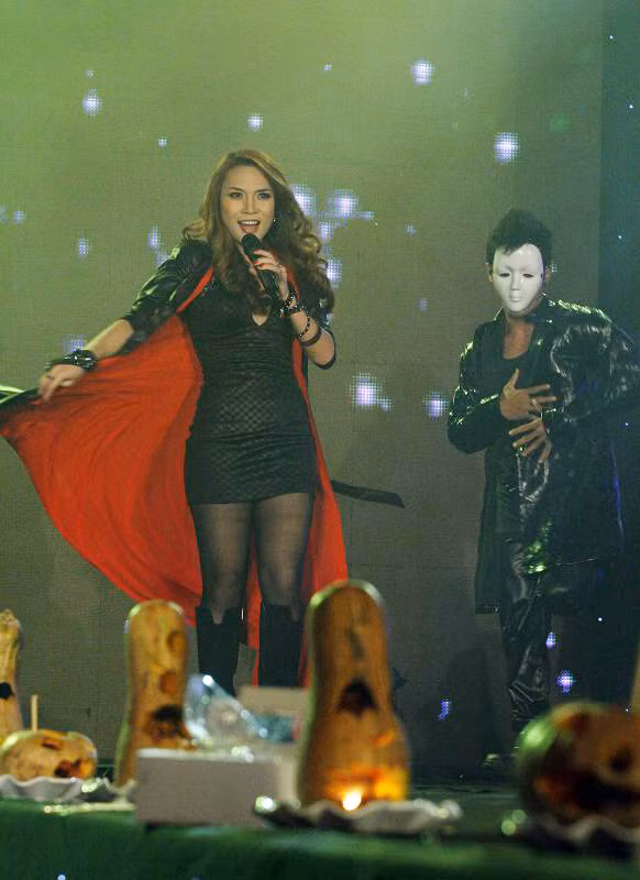 Với những hiệu ứng âm thanh, ánh sáng đặc biệt, Mỹ Tâm khiến khán giả tại khách sạn Melia, Hà Nội tối ngày 31/10 không thể ngồi yên.