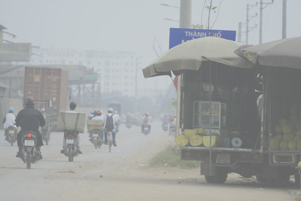 Khói bụi mù mịt là chuyện thường ngày phải chịu trận với những người đi qua tuyến đường Mai Dịch - Linh Đàm và ngược lại. Khói bụi mù mịt là chuyện thường ngày phải chịu trận với những người đi qua tuyến đường Mai Dịch - Linh Đàm và ngược lại.