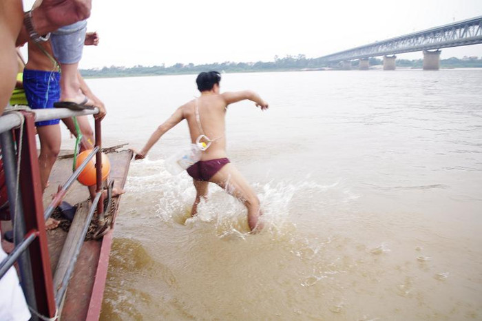 Những ai yếu tim có lẽ không dám lội xuống dòng sông Hồng đỏ nặng phù xa với phao là... can dầu như thế này Những ai yếu tim có lẽ không dám lội xuống dòng sông Hồng đỏ nặng phù xa với phao là... can dầu như thế này
