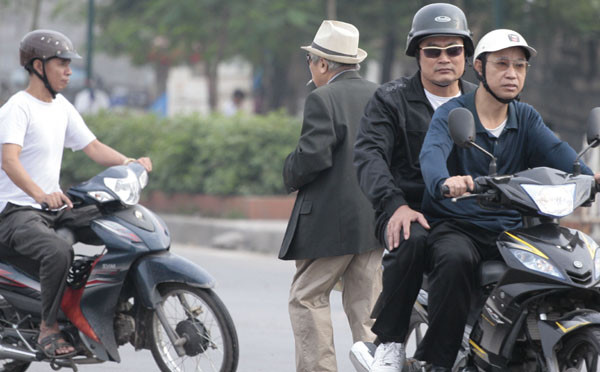 Cụ ông khiến người đi đường phải "né" mệt !