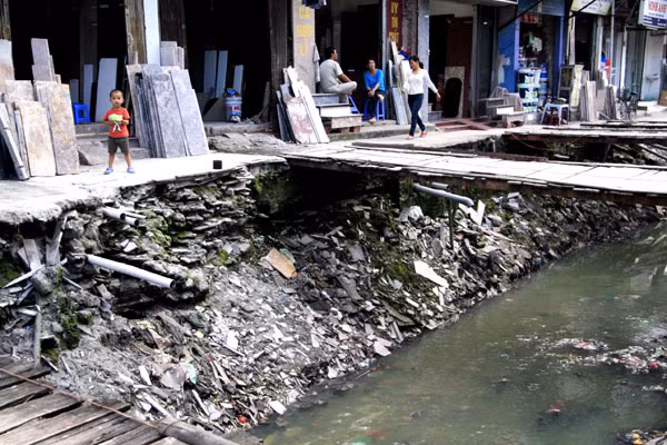 Nhưng với trẻ nhỏ thì chưa biết chuyện gì sẽ xảy ra nếu các cháu xảy chân xuống mương nước hôi thối này