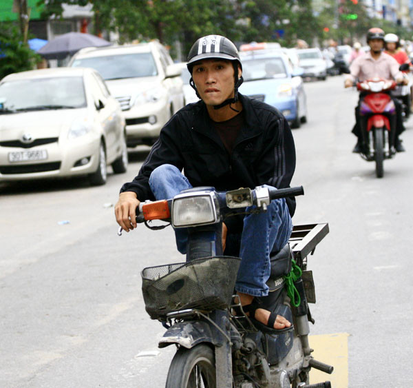 Dáng ngồi xổm như này có lẽ thoải mái hơn chăng?