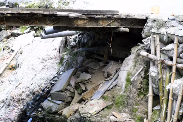 Phía dưới những chiếc cầu tạm này đã có dấu hiệu sạt lở nghiêm trọng