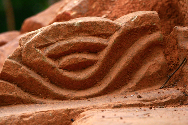 Cũng tại hố thám sát này, khi mở rộng đã tìm thấy gạch bó nền có niên đại thời Lý.