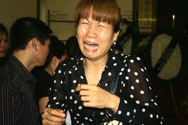 Người thân của hai cháu không ai cầm được nước mắt khi nhìn di ảnh của cháu Tâm - Duy Anh Người thân của hai cháu không ai cầm được nước mắt khi nhìn di ảnh của cháu Tâm - Duy Anh