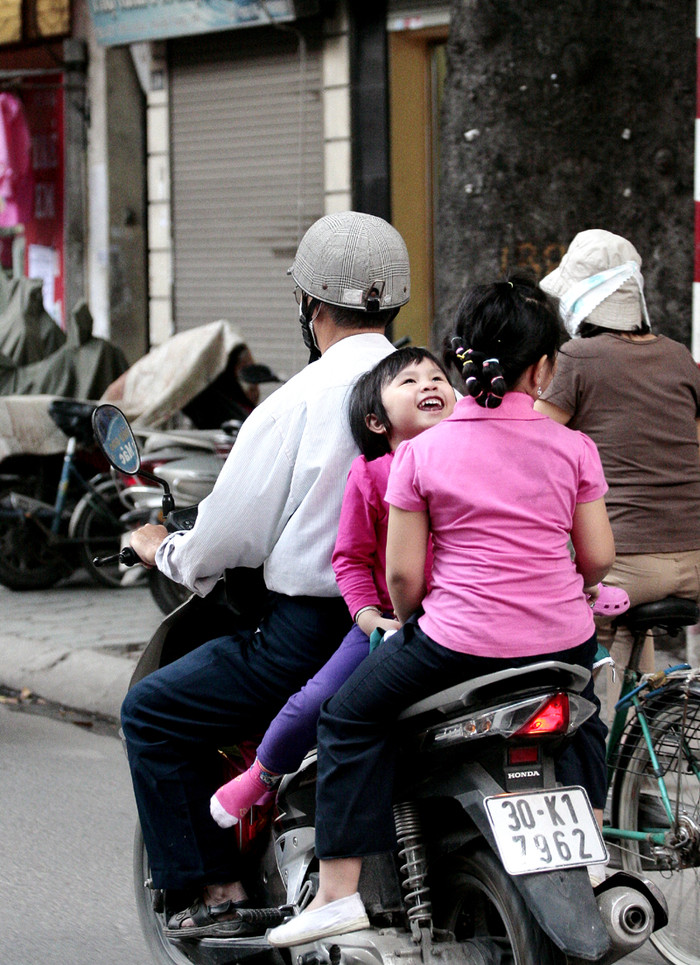 Thoải mái ngồi ngược, đùa nghịch. Thoải mái ngồi ngược, đùa nghịch.