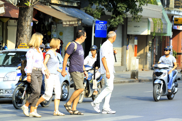 Người đi bộ cứ đi còn người điều khiển phương tiện cơ giới cứ... làm ngơ Người đi bộ cứ đi còn người điều khiển phương tiện cơ giới cứ... làm ngơ