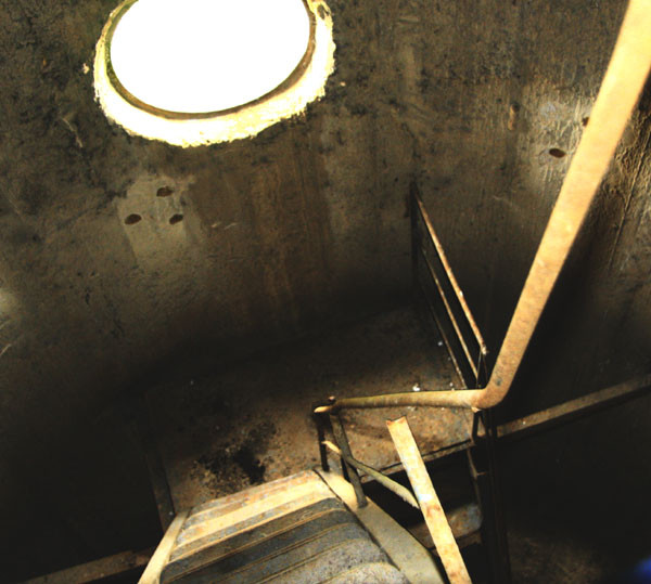 Ánh sáng yếu ớt của buổi chiều đầu đông chiếu qua những ô cửa nhỏ chỉ vừa nhận rõ lối đi đang mục nát Ánh sáng yếu ớt của buổi chiều đầu đông chiếu qua những ô cửa nhỏ chỉ vừa nhận rõ lối đi đang mục nát