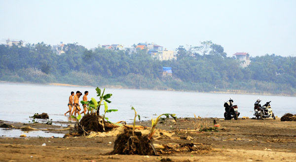 Thản thiên phi xe xuống tận bãi để tắm sông Thản thiên phi xe xuống tận bãi để tắm sông