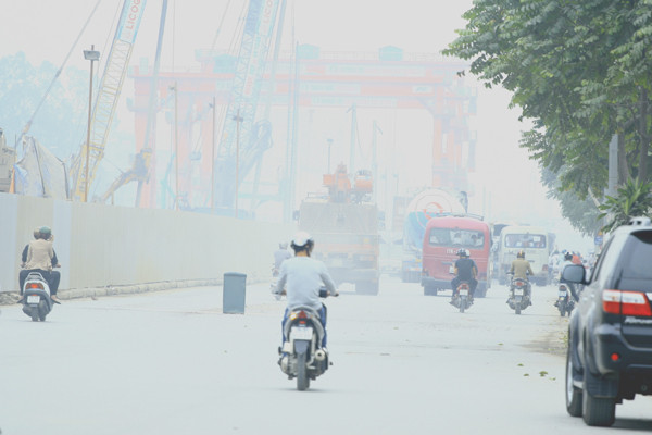 Nhiều đoạn tầm nhìn rất hạn chế do khói bụi mù mịt Nhiều đoạn tầm nhìn rất hạn chế do khói bụi mù mịt