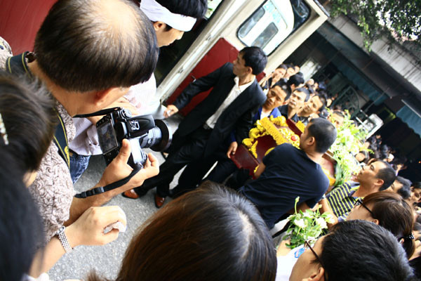 Dòng người quây kín quanh lễ đưa tiễn hai cháu Dòng người quây kín quanh lễ đưa tiễn hai cháu