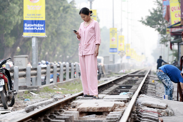 Nghe điện thoại là phải đứng giữa đường tàu như thế này ! Nghe điện thoại là phải đứng giữa đường tàu như thế này !