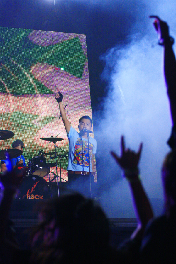 Ban nhạc Recyle vẫn không hề suy giảm phong độ dù trình diễn gần cuối chương trình Ban nhạc Recyle vẫn không hề suy giảm phong độ dù trình diễn gần cuối chương trình