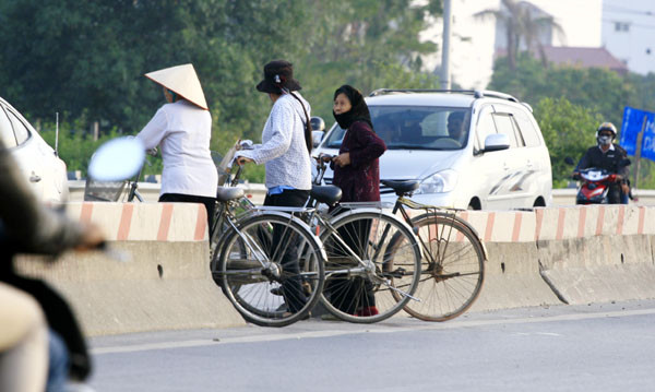 Không chỉ chăn thả bò vô tư, nhiều người dân sống tại khu vực đường Bắc Thăng Long - Nội Bài còn tháo hẳn dải phân cách đã được lắp đặt để sang đường nhanh hơn