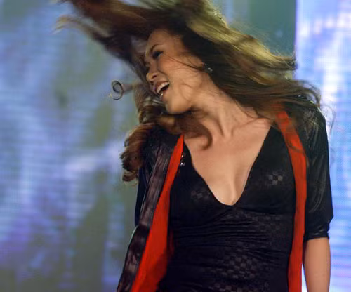 Có những lúc cô thật "ma mị" với phong cách biểu diễn sôi động, bốc lửa...