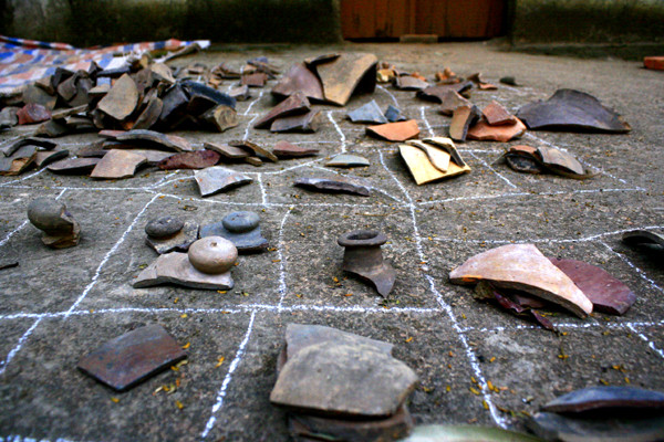 Ngoài những dấu tích kiến trúc, nhóm thám sát khai quật cũng đã phát hiện hàng trăm hiện vật thuộc nhiều chất liệu như gạch, đá, gốm sứ, sành của nhiều thời đại khác nhau: Lý - Trần - Lê, trong số đó có những di vật như gạch, ngói mũi sen thời Lý chiếm đa số.