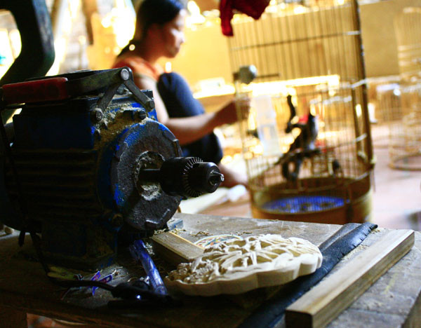 Ngày nay, những chiếc máy như thế này đã hỗ trợ không ít cho những nghệ nhân làng Vác Ngày nay, những chiếc máy như thế này đã hỗ trợ không ít cho những nghệ nhân làng Vác