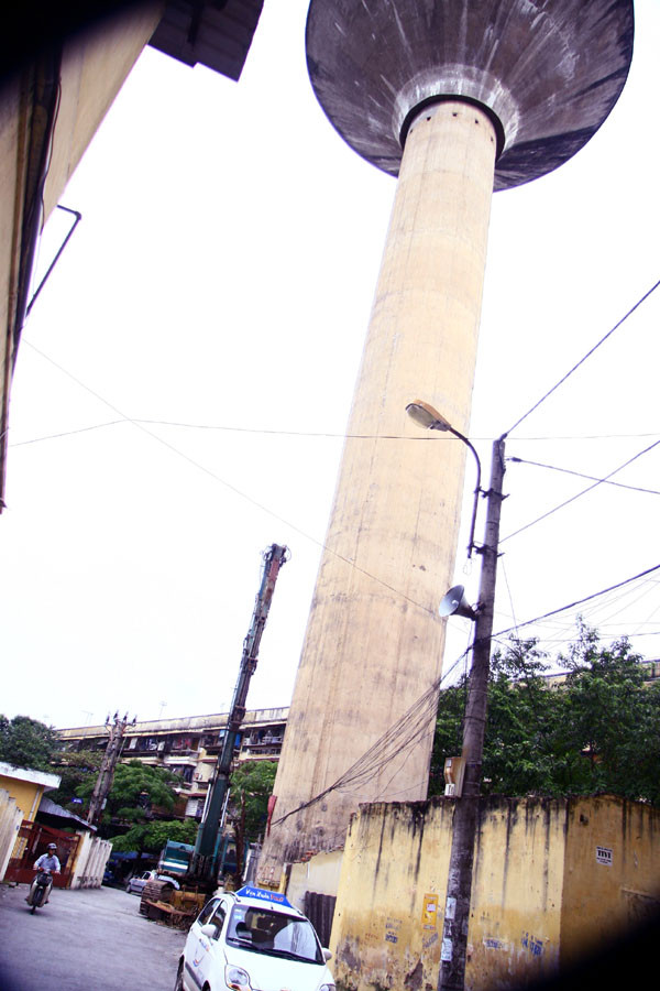 Cao 58,4m, tháp nước Trung Tự (phường Trung Tự, quận Đống Đa, Hà Nội) được xây dựng năm 1976 nhằm cung cấp nước sạch cho người dân phường Trung Tự. Với chiều cao tương đương một tòa nhà 12 tầng, đây là một trong những công trình cao nhất của Hà Nội trong thập kỷ 1970-1980. Tuy nhiên, ngay từ lần thử tải đầu tiên, tháp nước đã bị nghiêng, rung, ngấm nước và phải ngừng hoạt động vĩnh viễn. Cao 58,4m, tháp nước Trung Tự (phường Trung Tự, quận Đống Đa, Hà Nội) được xây dựng năm 1976 nhằm cung cấp nước sạch cho người dân phường Trung Tự. Với chiều cao tương đương một tòa nhà 12 tầng, đây là một trong những công trình cao nhất của Hà Nội trong thập kỷ 1970-1980. Tuy nhiên, ngay từ lần thử tải đầu tiên, tháp nước đã bị nghiêng, rung, ngấm nước và phải ngừng hoạt động vĩnh viễn.