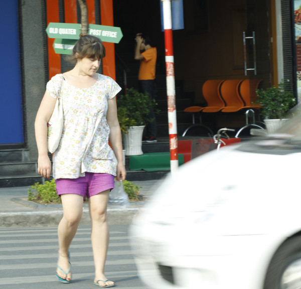 Một khách du lịch suýt bị xe ô tô tông dù đang đi ở phần đường dành cho người đi bộ Một khách du lịch suýt bị xe ô tô tông dù đang đi ở phần đường dành cho người đi bộ