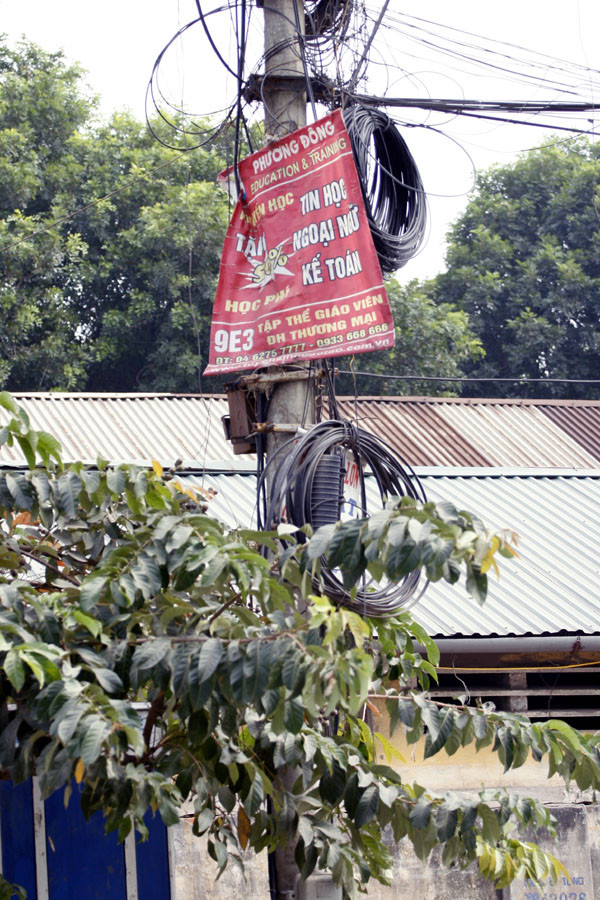 Từ trong nhà ra ngoài ngõ, các tấm băng rôn xuất hiện rất nhiều nhưng không theo qui củ